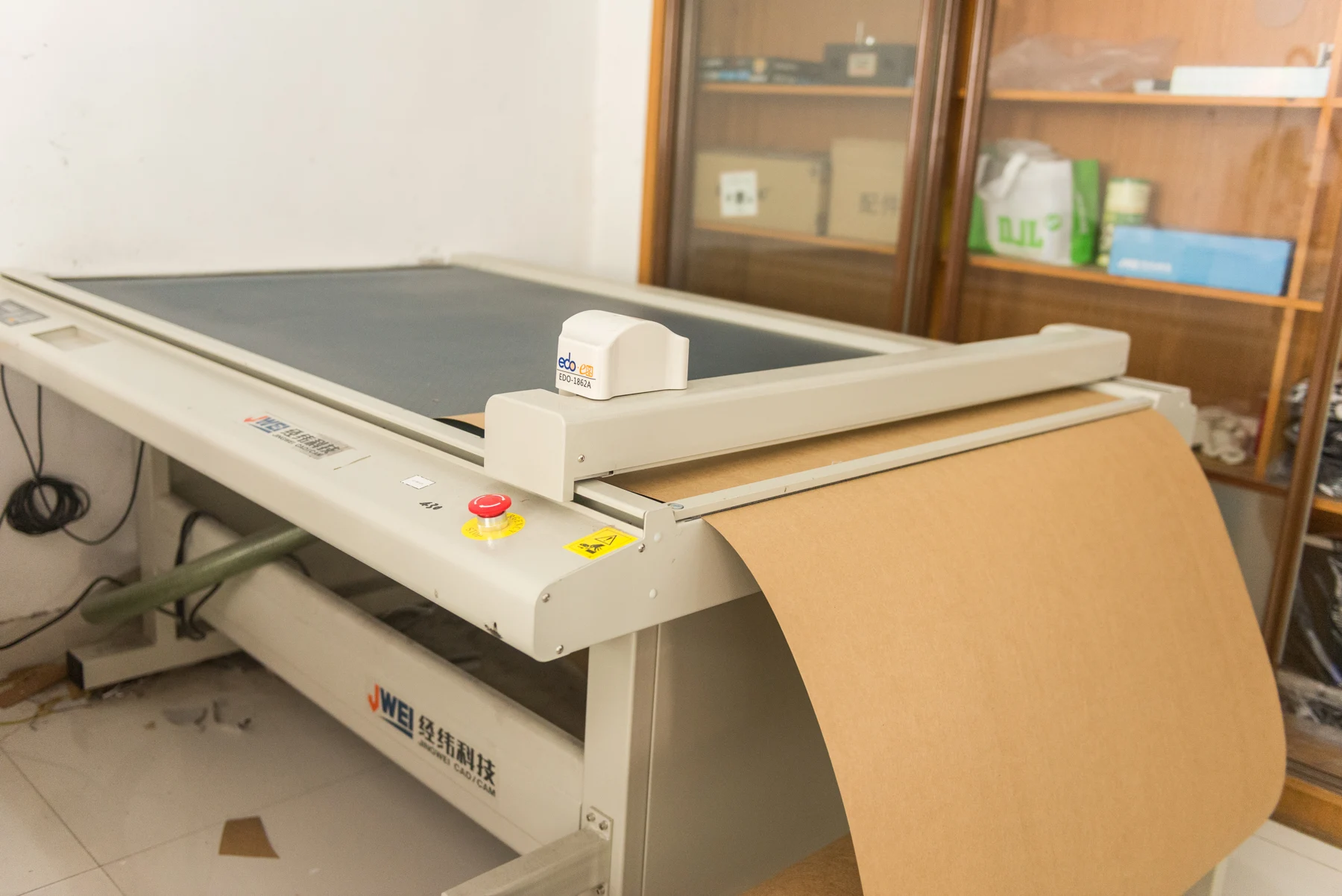 Flatbed cutting machine with brown pattern paper